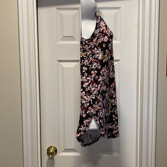 Maurices 24/7 - Sleeveless Black Floral V-Neck Curved Split Hem Tank Top - Sz S. - Picture 8 of 11